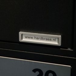 Zelfklevende naamplaat tbv postkastsysteem Allux Brick
